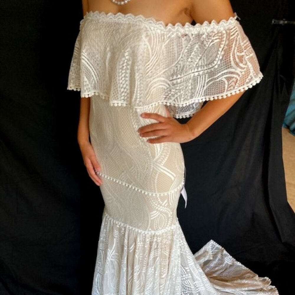 Lulus - Mermaid Style wedding dress with train.  New with tags - Extra small